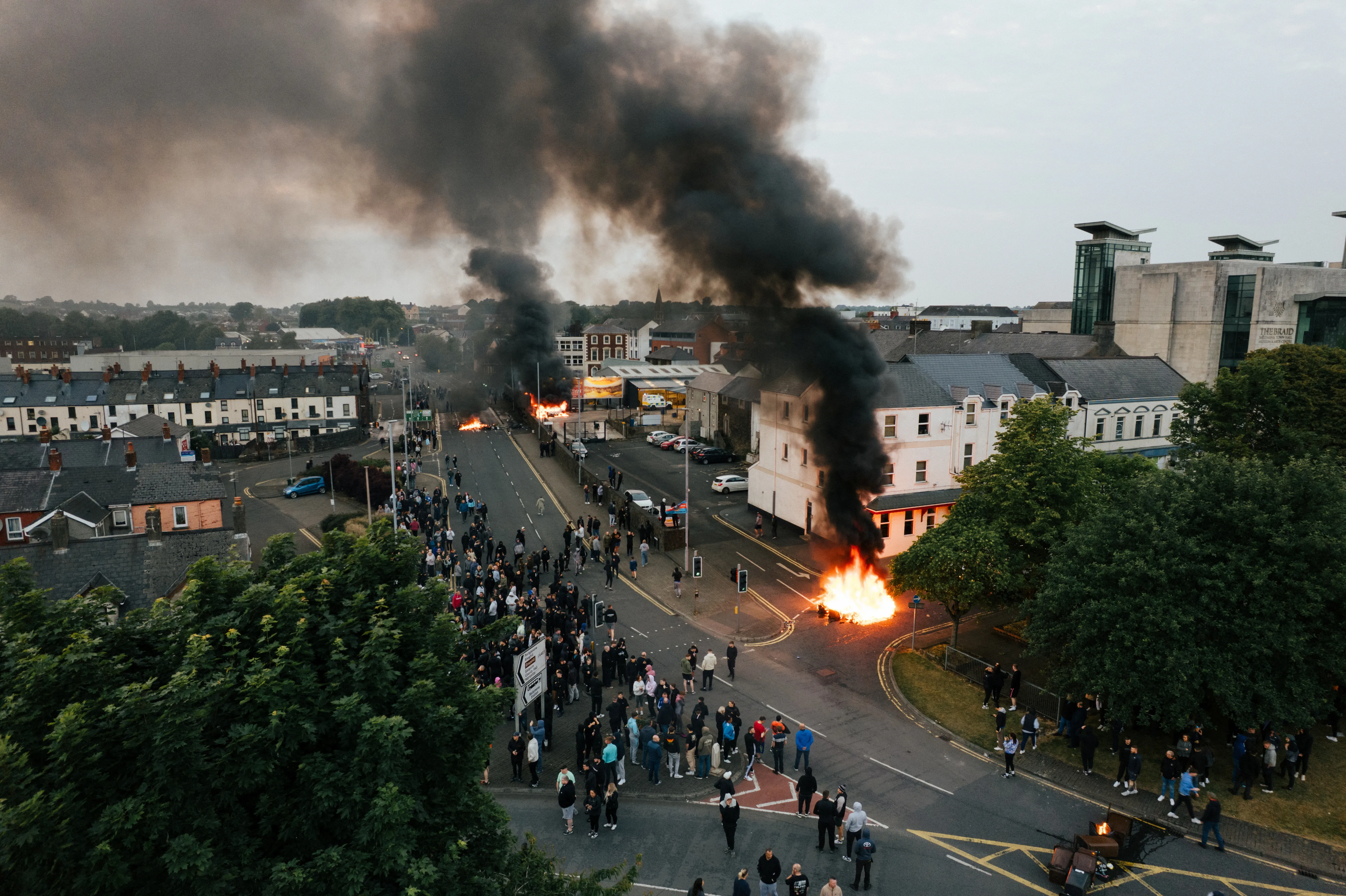 Kerusuhan di jalan Ballymena, Irlandia Utara.