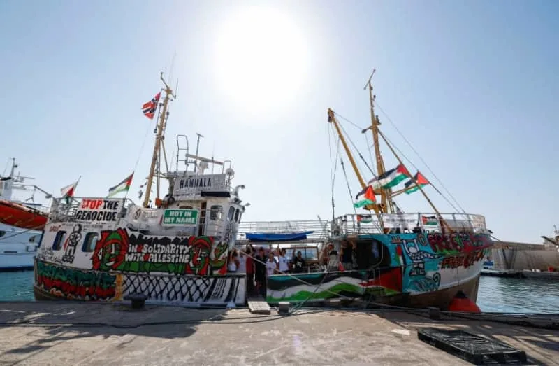 Kapal Handala bersandar di pelabuhan dengan mural solidaritas Palestina.