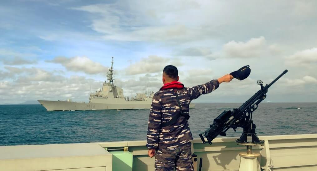 Prajurit TNI AL memberi isyarat ke fregat Spanyol di laut.